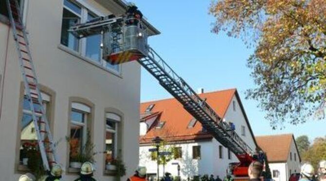 Übung: Mit Hilfe der Drehleiter der Feuerwehr aus Metzingen wurde aus dem Riedericher Bürgerhaus eine Person gerettet. Der von K