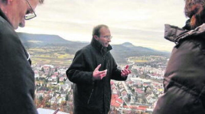 Besucher nimmt Dietmar Bez gerne mit auf den Weinberg, um dem begrenzten Image der Outletcity die vielfältigen anderen Aspekte d