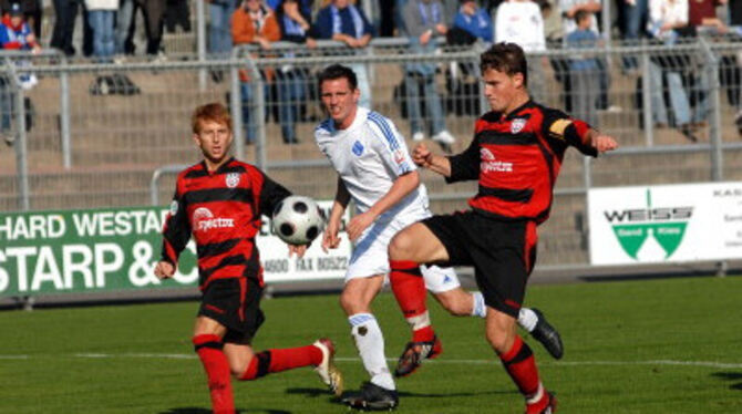 Die beste SSV-Chance: Andreas Rill scheitert mit einem Heber. In der Zuschauer-Rolle: Marc Golinski und Markus Brüdigam. FOTO: A