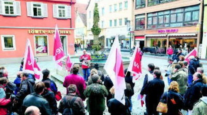 Rund 50 Redakteure verschiedener Verlage beteiligten sich gestern an einer Kundgebung vor der Marienkirche. GEA-FOTO: MEYER