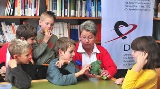 Brokkoli? Na ja. Aber Tim, Marcello, Jan und Johannes (von links) lassen sich von Beatrix Eißler überzeugen: "Brokkoli ist gesun