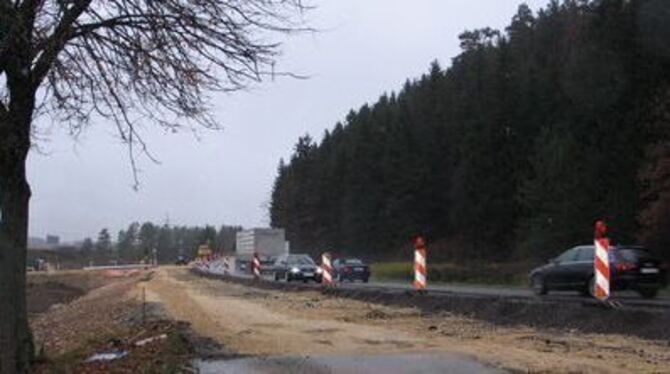 Alles vorbereitet für den Einbau der Asphaltdecke: Die Linksabbiegerspur auf der B 313 soll demnächst fertig sein. Bis Anfang De