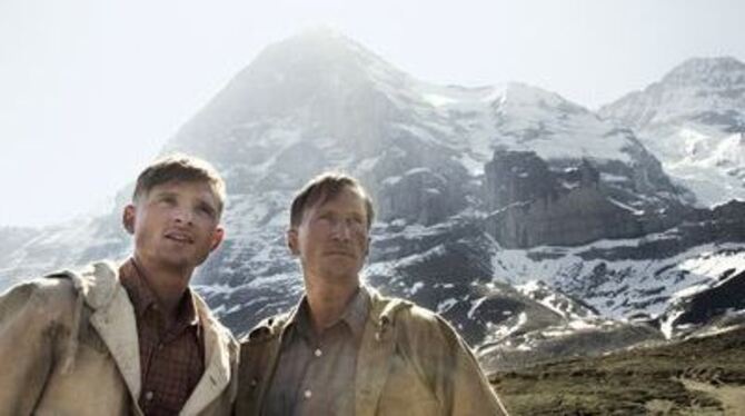 Die beiden Bergsteiger Andi Hinterstoisser (Florian Lukas, links) und Toni Kurz (Benno Fürmann) vor dem Eiger. FOTO: DPA