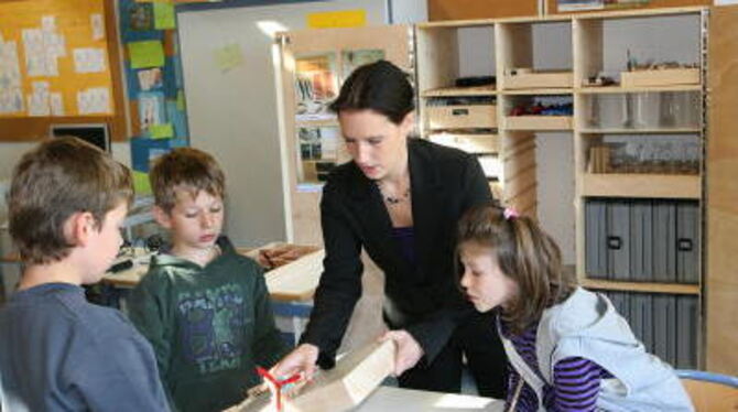 Experimente mit dem Technikkasten: Die Waldschule ist bestens ausgestattet mit Fachräumen - für die Verwaltung mit ein Grund für