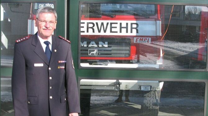 Gerhard Nagel vor »seiner« Feuerwehrwache in Oferdingen. Im Jahr 1970 hat er hier sein Ehrenamt begonnen. FOTO: KAPPEL