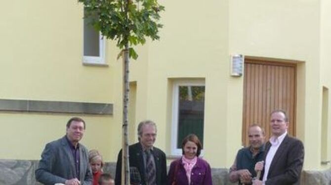 Zur Einweihung des alten Schulhauses in Altenriet wurde ein Bäumchen gepflanzt. FOTO: MAR