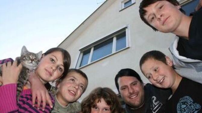 Chris, Philipp, Ann-Katrin und Alia umringen ihren neuen Jugendarbeiter Daniel Agueli, Dritter von rechts. FOTO: DÜRR