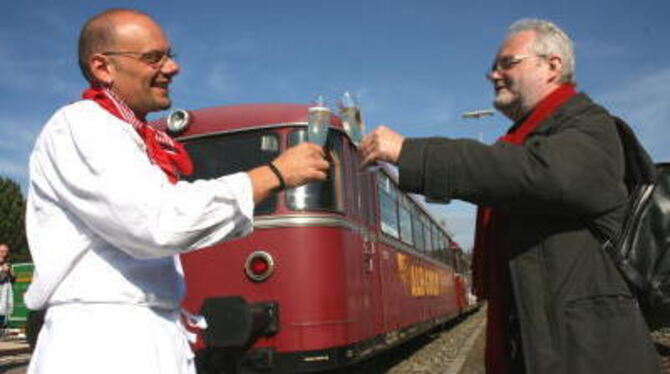 Bernd-Matthias Weckler (links), Vorsitzender des Vereins Schwäbische Alb-Bahn, und Gerhard Schnaitmann von der Nahverkehrsgesell