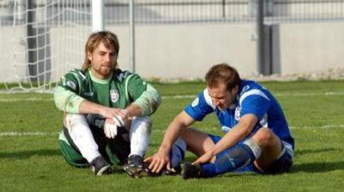 Konsterniert nach der 0:4-Klatsche: Torhüter Robert Mayer (links) und Innenverteidiger Patrick Kirsch.  FOTO: AVANTIME