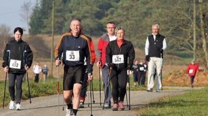 Auf den Feldwegen im Trochtelfinger Hasental war gestern gut was los: Mehr als 800 Nordic-Walker haben beim Stöckles-Cup mitgema