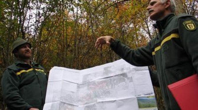 Forstamtsleiter Georg Kemmner (rechts) und Revierförster Alexander Schick erläutern auf dem Plan die FFH/Natura 2000-Schutzgebie