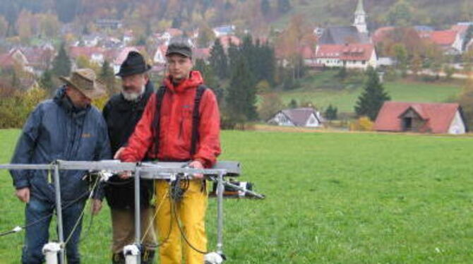 Klaus Besch und sein Bruder Heinz Besch, Mitte, weichen Johannes Heinzel nicht von der Seite, während der mit dem 19 Kilogramm s