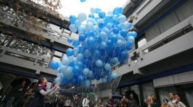 Fast wäre der Ballonstart &raquo;geplatzt&laquo;: Das Regenwetter passte gestern nicht ganz zur Partystimmung auf dem Hohbuch-Ca