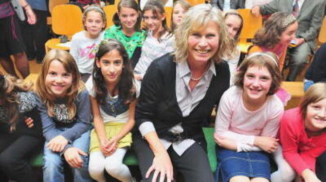 Angelika Knöller im Kreis der Kinder, die ihr auch musikalisch ein herzliches Willkommen boten. FOTO: TRINKHAUS