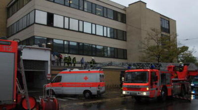 Unglück bei Arbeiten auf dem Flachdach: Eine Frau bliebt mit ihrem Finger an einer Leiter hängen. GEA-FOTO: SCHREIER