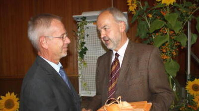 Wurde jetzt verabschiedet: Schulamtsdirektor Wolfgang Klink (links) mit Landrat Thomas Reumann. FOTO: LRA