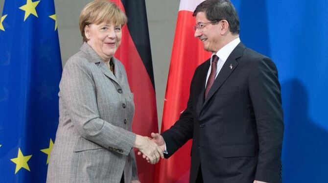 Kanzlerin Merkel begrüßt den türkischen Ministerpräsidenten Davutoglu in Berlin. Foto: Bernd von Jutrczenka/Archiv