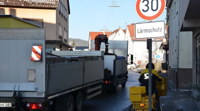 Ausgeweitet werden soll die Lärmschutzzone auf der Eninger Ortsdurchfahrt, wenn es nach dem Gemeinderat geht. GEA-FOTO: BARAL