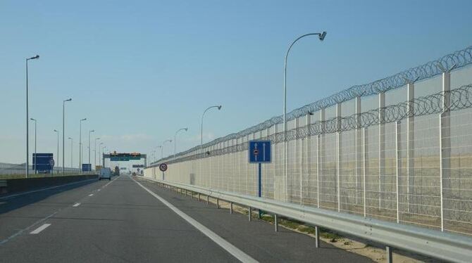 Zäune mit Stacheldraht schützen den Hafenzubringer in Calais. Seit Jahren sammeln sich in der nordfranzösischen Hafenstadt Fl