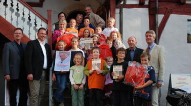 Strahlende Gesichter beim offiziellen Siegerfoto im Gomaringer Schlosshof. Die Ballonfahrt gewann Sabine Winkler. Links Landrat