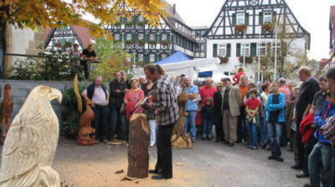 Stets dicht von Besuchern umlagert: Kettensägekünstler Walter Schwarz bei der künstlerischen Arbeit. GEA-FOTO: SCHEIB