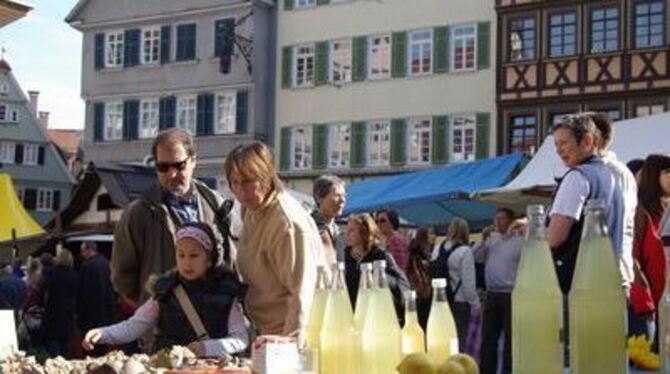 Hier gucken, dort probieren. Beim Tübinger Regionalmarkt war Holunderblütensirup nur einer von vielen Durstlöschern. GEA-FOTO: G