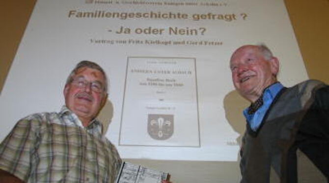 Gerd Fetzer (links) und Fritz Kielkopf präsentieren die Ergebnisse ihrer jahrelangen Recherchen.  GEA-FOTO: SAUTTER