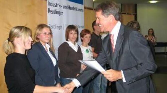 IHK-Präsident Eberhard Reiff gratuliert zum guten Abschluss der Ausbildung. FOTO: STRÖHLE