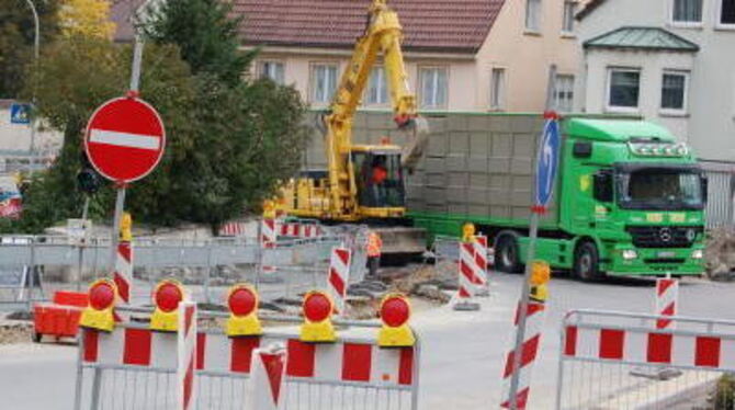 Die Neugestaltung der Ortsdurchfahrt in Zwiefalten hat zu einer Riesen-Umleitung geführt. FOTO: LAMPERT