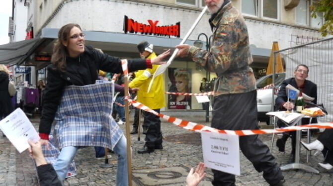 Straßentheater für die Aufnahme von Flüchtlingen: &raquo;Save me&laquo; wirbt in Reutlingen um sogenannte Paten. FOTO: LENZ