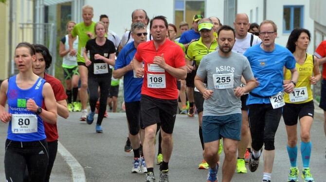 Ob als Einzelläufer oder im Team: Beim Mössinger Kärcher-Stadtlauf kann der sportliche Ehrgeiz ausgelebt werden. GEA-ARCHIVFOTO: