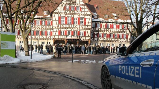 Rund 100 Menschen demonstrierten gestern in Münsingen. Sie sorgen sich, sagen sie, vor dem Hintergrund des Flüchtlingsstroms um