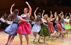 28.1.2017, Alpenball - im feschen Dirndl tanzt sich's grad noch mal so gut. Für dieses Jahr gibt's leider keine Karten mehr.