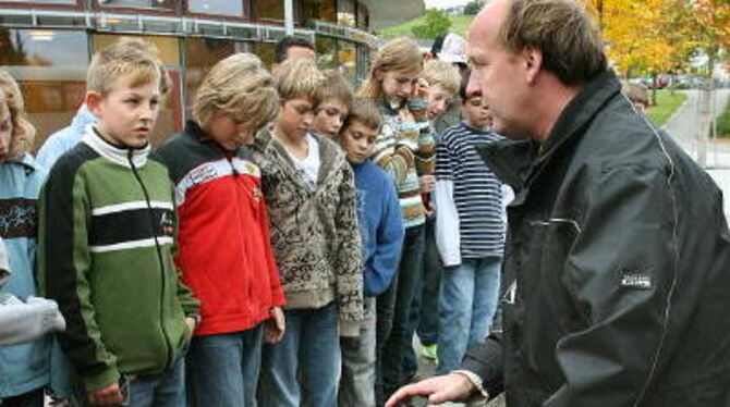 RSV-Sicherheitstrainer Michael Koch zeigt Schülern, wie gefährlich Busreifen sind. FOTO: HD