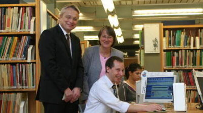 Die drei von der Datentankstelle der Stadtbibliothek Reutlingen (von links): Bürgermeister Robert Hahn, Bibliotheksleiterin Chri