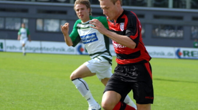 Trainer Roland Seitz lobte Neuzugang Steffen Kocholl (vorn). FOTO: THOMYS