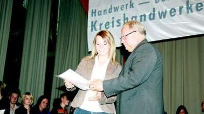 Kay Jentz - Vize-Kreishandwerksmeister - überreichte die Gesellenbriefe. 
FOTOS: LEIPPERT