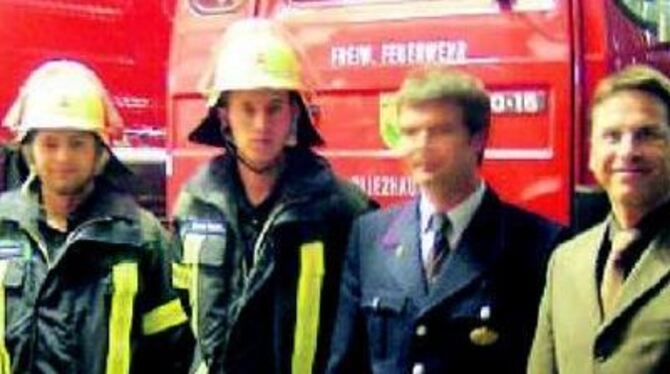 Sven Widmann und Markus Oswald (zweiter und dritter von links) präsentieren die neue Einsatzkleidung der Feuerwehr. Mit dabei Ge