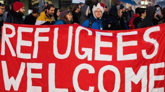 Ein Banner mit der Aufschrift »Refugees welcome« bei einer Demonstration gegen die Verschärfung des Asylrechts in Hamburg. Fo