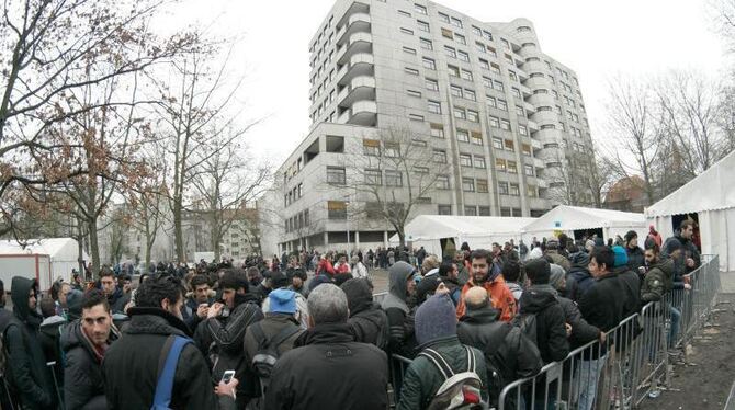 Zahlreiche Flüchtlinge stehen vor dem Landesamt für Gesundheit und Soziales (Lageso) in Berlin. Foto: Jörg Carstensen