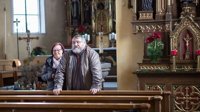 Gerhard Sauter, zweiter Vorsitzender des Kirchengemeinderates, und Kirchenpflegerin Marlies Traut in der zur Sanierung anstehend