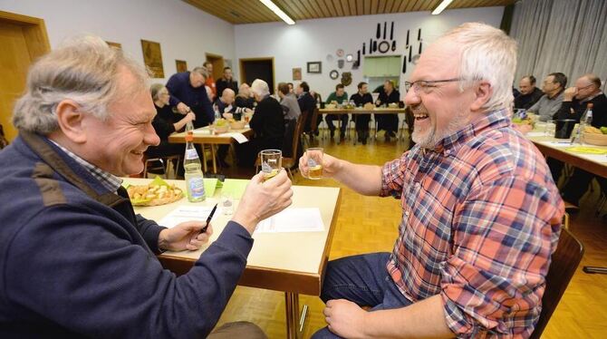 Da strahlt der Kenner: Die Most-Liebhaber und Jury-Mitglieder Bodo Kablau (links) vom Obst- und  Gartenbauverein  Reutlingen  un