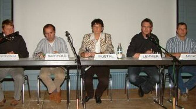 Auf dem Podium Olaf Ogrzewalla (Landwirtschaftsamt Reutlingen), Klaus Barthold (Nabu Pfullingen), Moderatorin Waltraud Pustal, D