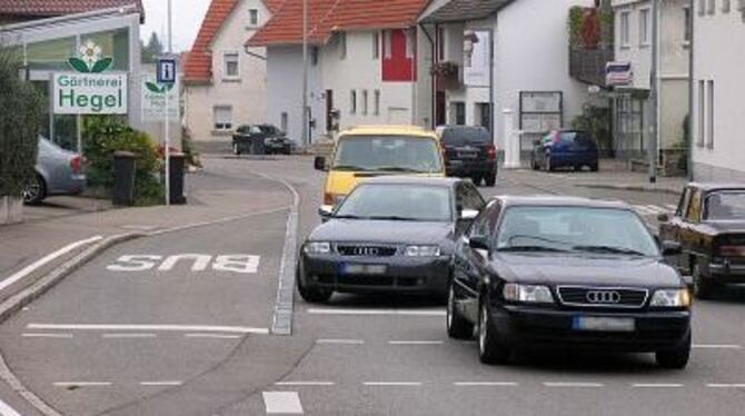 Ein Linksabbieger blockiert den Weg? Kein Problem - die Busbucht ist ja frei. Ob sich die Lage ohne Busbucht verbessert, diskuti