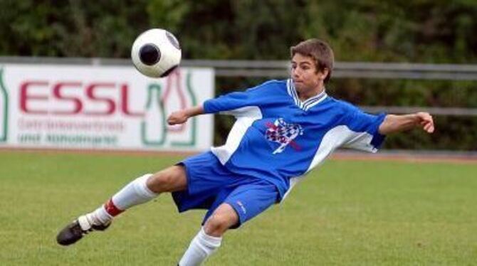 Eine akrobatische Einlage des Pfullinger B-Juniors Steven Scheurer.
FOTO: THOMYS