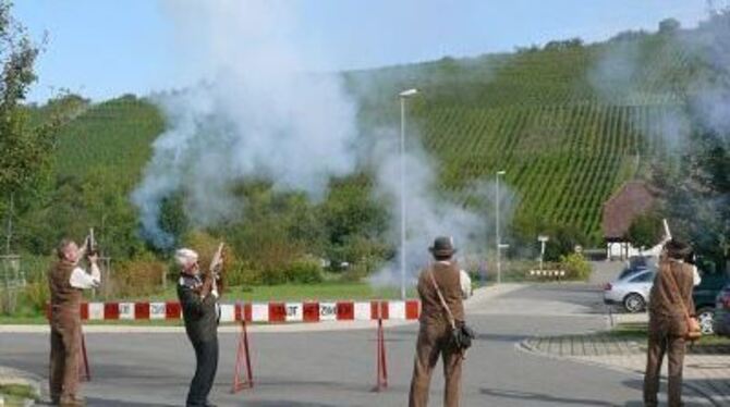 Pulverrauch vor Neuhausens Weinberg, dem Hofbühl: Präzise wie bei der Sonnenwendfeier feuerten die Böllerschützen Salut vor der