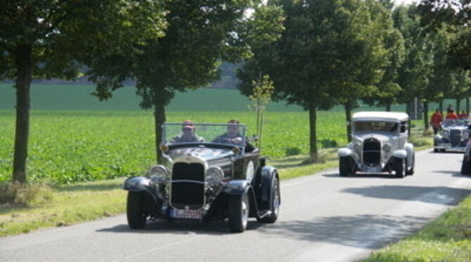 Nostalgie auf Rädern: Teilnehmer der Ausfahrt beim Einsiedel.  FOTO: LANDWEHR