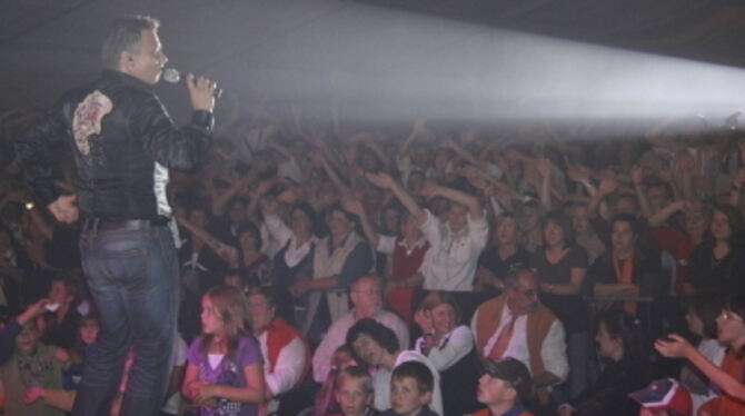 &raquo;Wahnsinn&laquo;, freute sich Bandleader Markus Wolfahrt über die Begeisterung der &raquo;Klostertaler&laquo;-Fans. FOTO: