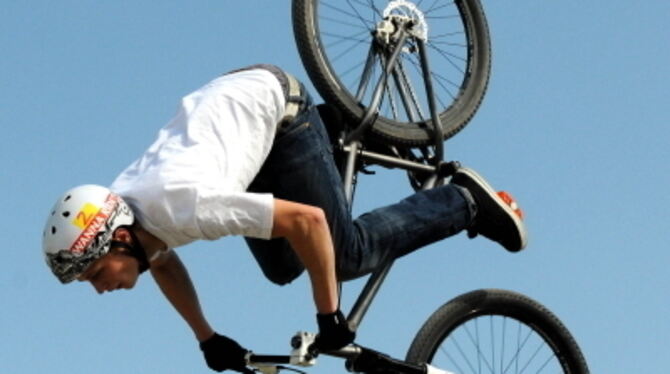 Salto rückwärts sagt der Laie, Backflip der Dirt Jumper - perfekt gezeigt beim Wettbewerb auf dem Gomaringer Bikepark. GEA-FOTO: