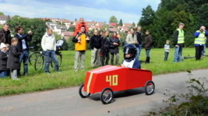 Flitzer Marke Eigenbau: In den fliegenden Kisten ging's bei der Rennpremiere in Wannweil rasant den Burgweg hinab.  GEA-FOTO: PA